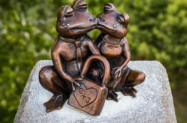"Croakeo and Julie" toad sculpture by Clint Howard